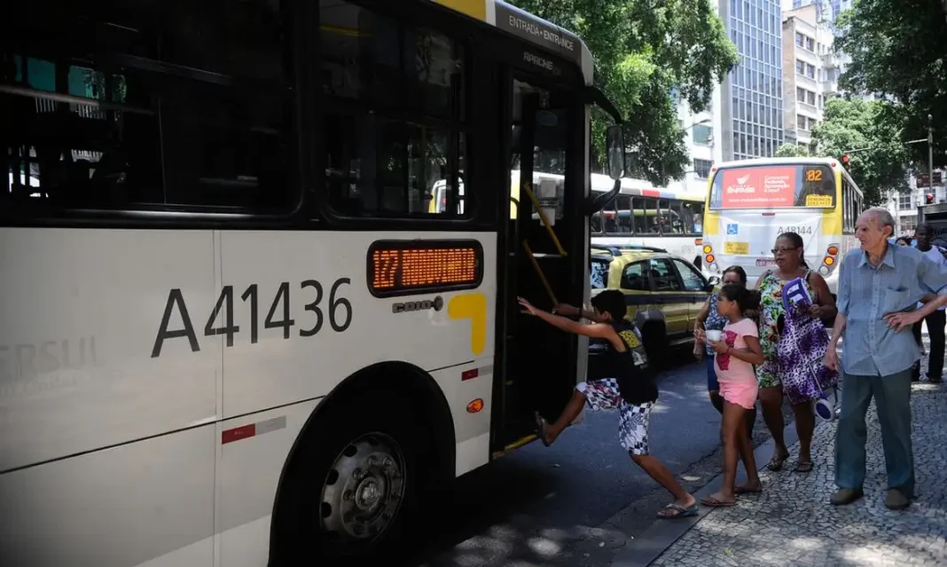 Tarifa zero nos ônibus aos fins de semana pode reduzir inflação em 0,25 ponto, diz economista Tarifa zero nos ônibus aos fins de semana pode reduzir inflação em 0,25 ponto, diz economista