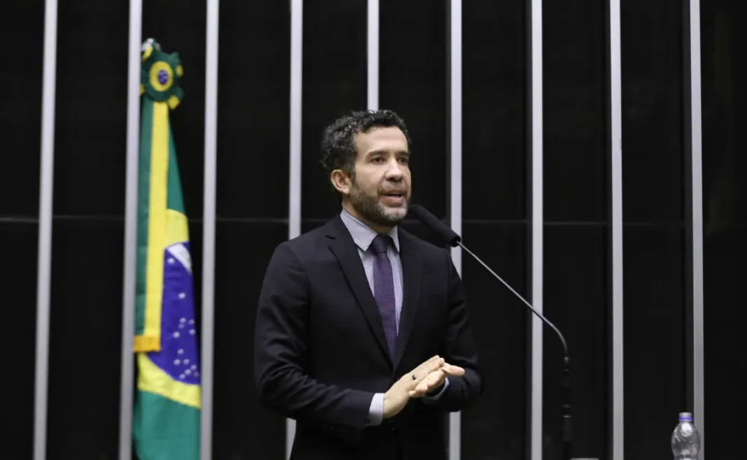 Janones reúne 1 milhão em tropa digital e quer mostrar Lula com mais calçada e menos helicóptero Janones reúne 1 milhão em tropa digital e quer mostrar Lula com mais calçada e menos helicóptero