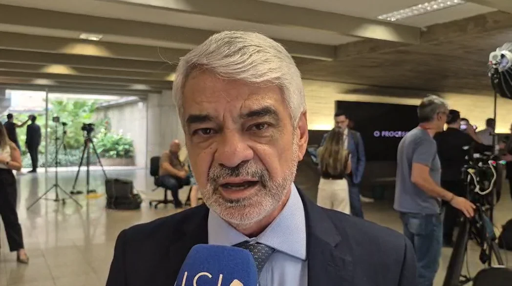 Humberto Costa vê cálculo eleitoral em apoio de Flávio ao fim da 6×1 Humberto Costa vê cálculo eleitoral em apoio de Flávio ao fim da 6×1