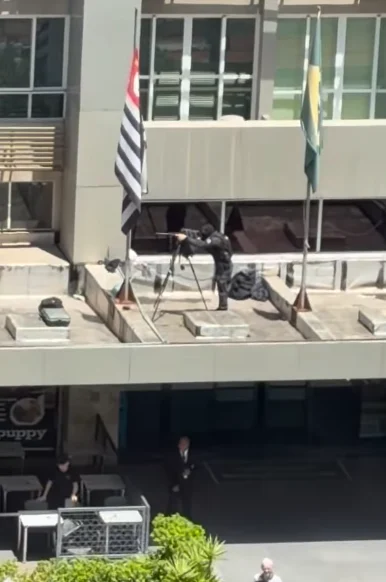 Snipers da PM são posicionados em prédios durante ato de Flávio Bolsonaro em SP Snipers da PM são posicionados em prédios durante ato de Flávio Bolsonaro em SP
