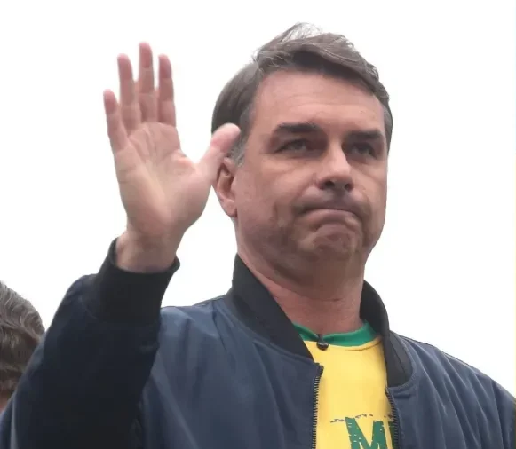 Flávio Bolsonaro diz que não irá ao debate na Band, e emissora afirma que púlpito ficará vazio Flávio Bolsonaro diz que não irá ao debate na Band, e emissora afirma que púlpito ficará vazio