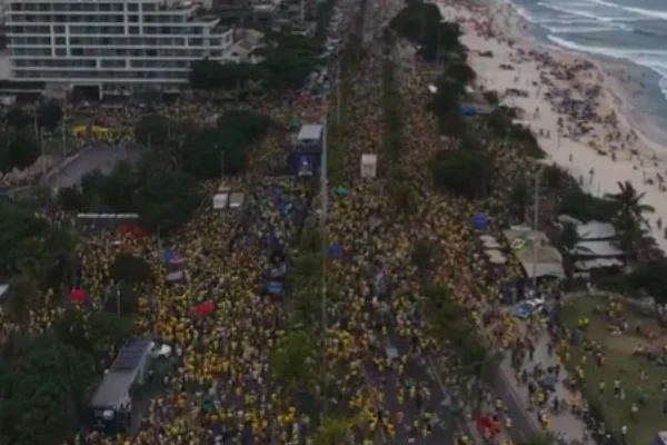 No último dia de campanha, Flávio Bolsonaro refaz os passos do pai e lota orla da Barra da Tijuca No último dia de campanha, Flávio Bolsonaro refaz os passos do pai e lota orla da Barra da Tijuca