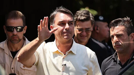 Fuga de Flávio Bolsonaro vira denúncia criminal na Argentina Fuga de Flávio Bolsonaro vira denúncia criminal na Argentina