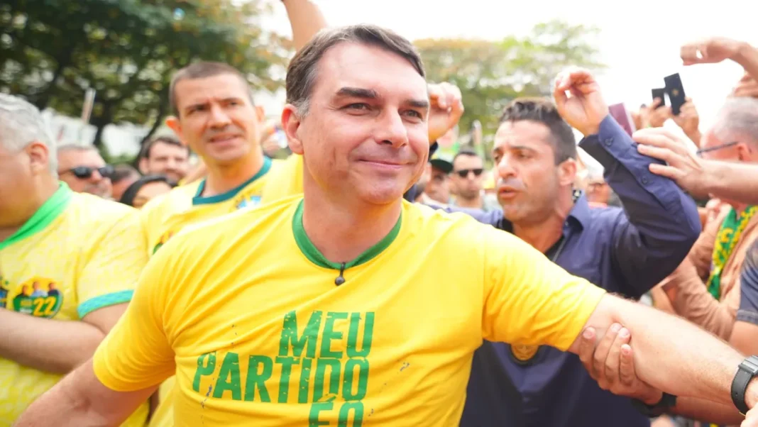 Queda da Bolsa expõe aposta do mercado em cortes que Flávio escondia dos eleitores Queda da Bolsa expõe aposta do mercado em cortes que Flávio escondia dos eleitores