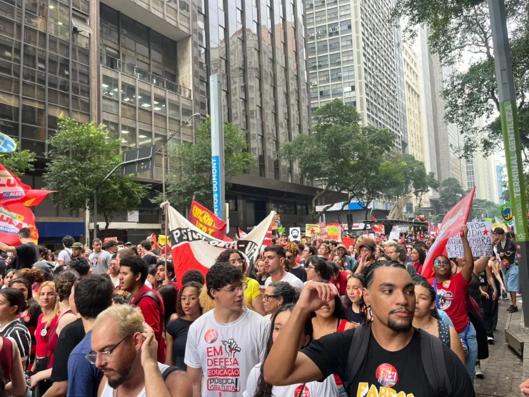 Tesouraço de Flávio Bolsonaro ameaça aporte de R$ 104 bi na educação e impõe privatizações Tesouraço de Flávio Bolsonaro ameaça aporte de R$ 104 bi na educação e impõe privatizações