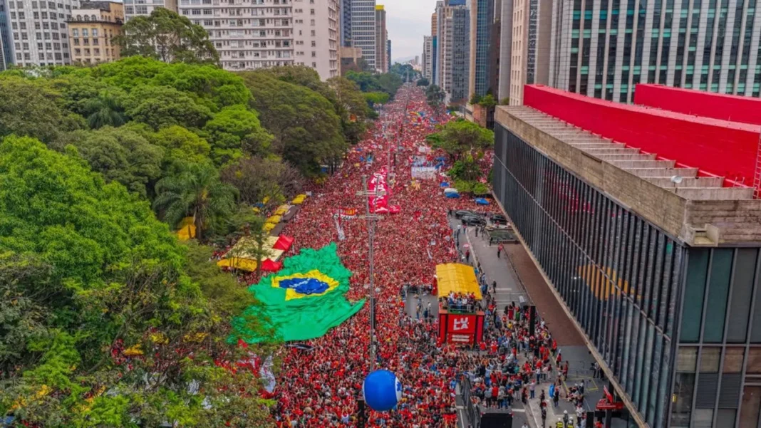 Lula leva multidão à Paulista e pede mobilização de quem não votou no 1º turno Lula leva multidão à Paulista e pede mobilização de quem não votou no 1º turno