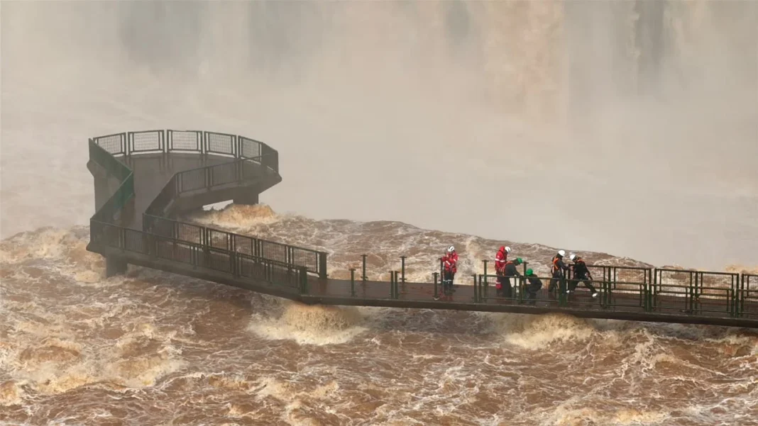 Com cheia do rio Iguaçu, parque retira grades de passarela que leva às Cataratas Com cheia do rio Iguaçu, parque retira grades de passarela que leva às Cataratas