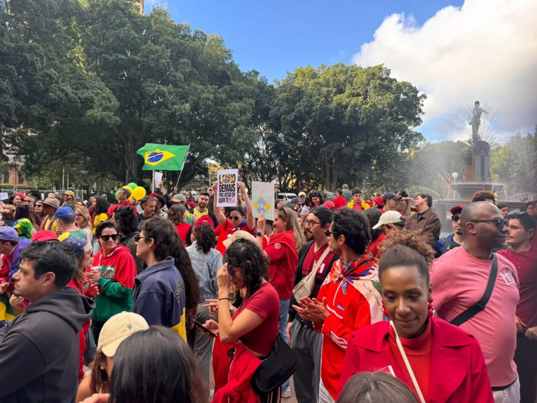 Brasileiros fazem ato em Sydney, na Austrália, contra extrema direita e em apoio a Lula Brasileiros fazem ato em Sydney, na Austrália, contra extrema direita e em apoio a Lula