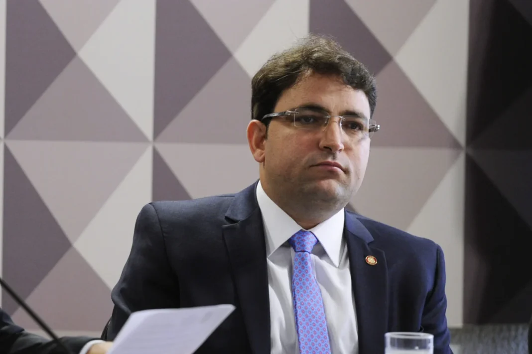 PF encontra sala secreta com máquina de contar dinheiro em hangar de amigo de Flávio Bolsonaro PF encontra sala secreta com máquina de contar dinheiro em hangar de amigo de Flávio Bolsonaro