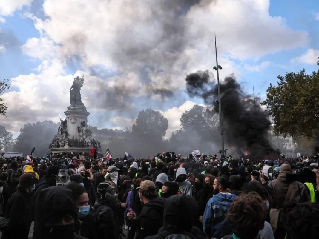 França tem onda de protestos contra custo de vida com 550 mil nas ruas e 400 detidos França tem onda de protestos contra custo de vida com 550 mil nas ruas e 400 detidos