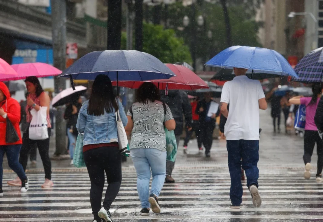 Semana começa com chuva forte e risco de temporais no Centro-Sul Semana começa com chuva forte e risco de temporais no Centro-Sul