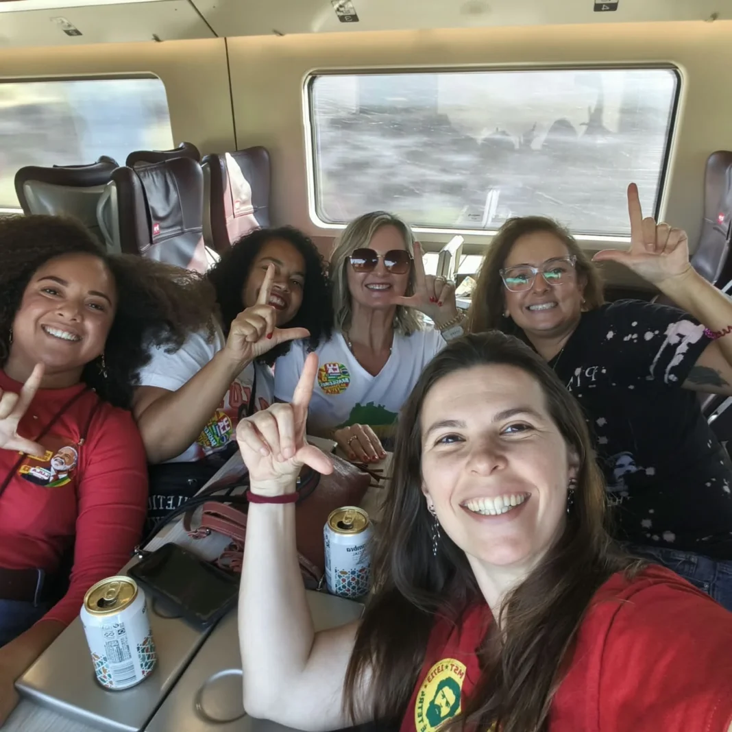 Brasileiros viajam centenas de quilômetros para tentar impedir vitória de Flávio Bolsonaro Brasileiros viajam centenas de quilômetros para tentar impedir vitória de Flávio Bolsonaro