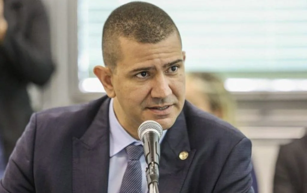 Douglas Ruas é confirmado como governador eleito do RJ, o mais jovem do estado em 5 décadas Douglas Ruas é confirmado como governador eleito do RJ, o mais jovem do estado em 5 décadas