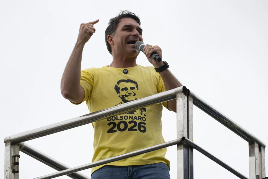 Flávio Bolsonaro promete tesouraço e histórico inclui votos contra ampliação do BPC Flávio Bolsonaro promete tesouraço e histórico inclui votos contra ampliação do BPC