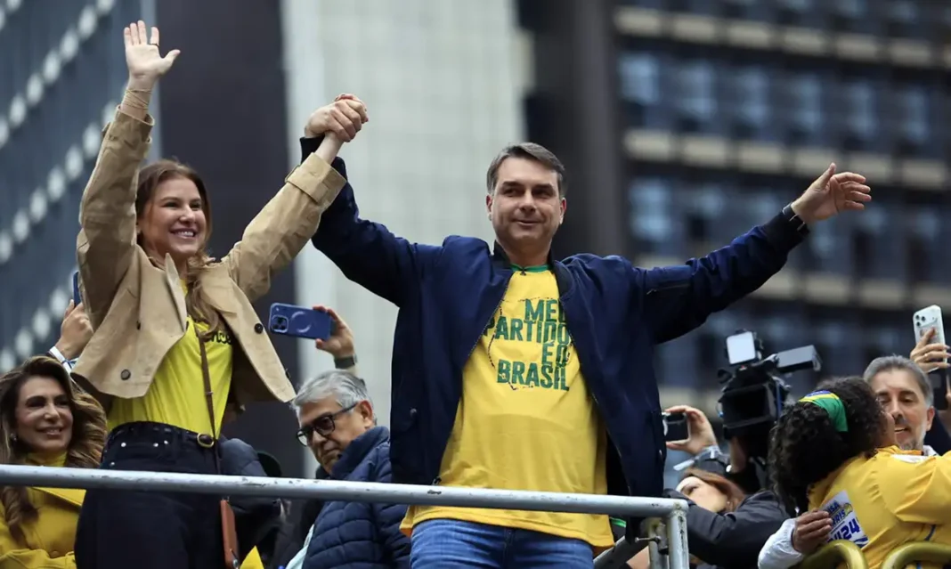 Flávio Bolsonaro promete implantar sistema de proteção a mulheres que já existe Flávio Bolsonaro promete implantar sistema de proteção a mulheres que já existe