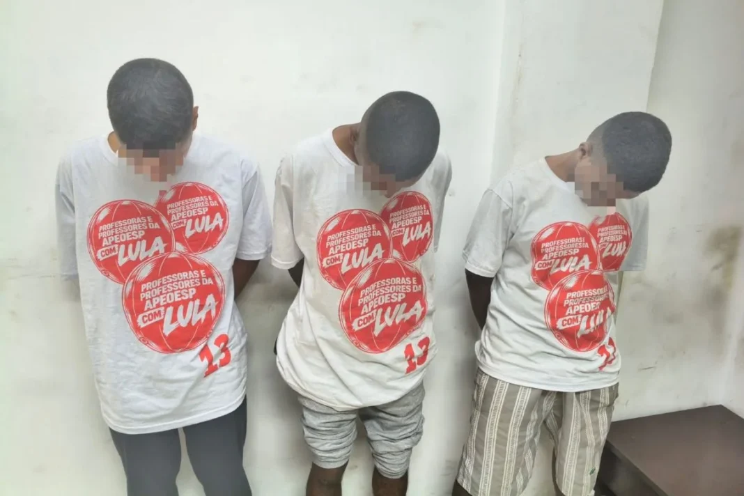 Ouvidoria pede afastamento de PMs acusados de vestir suspeitos com camisetas do PT Ouvidoria pede afastamento de PMs acusados de vestir suspeitos com camisetas do PT