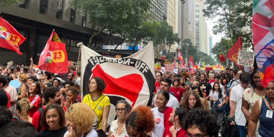 Vitória histórica contra a extrema direita faz Brasil virar herói anfifascista mundial Vitória histórica contra a extrema direita faz Brasil virar herói anfifascista mundial