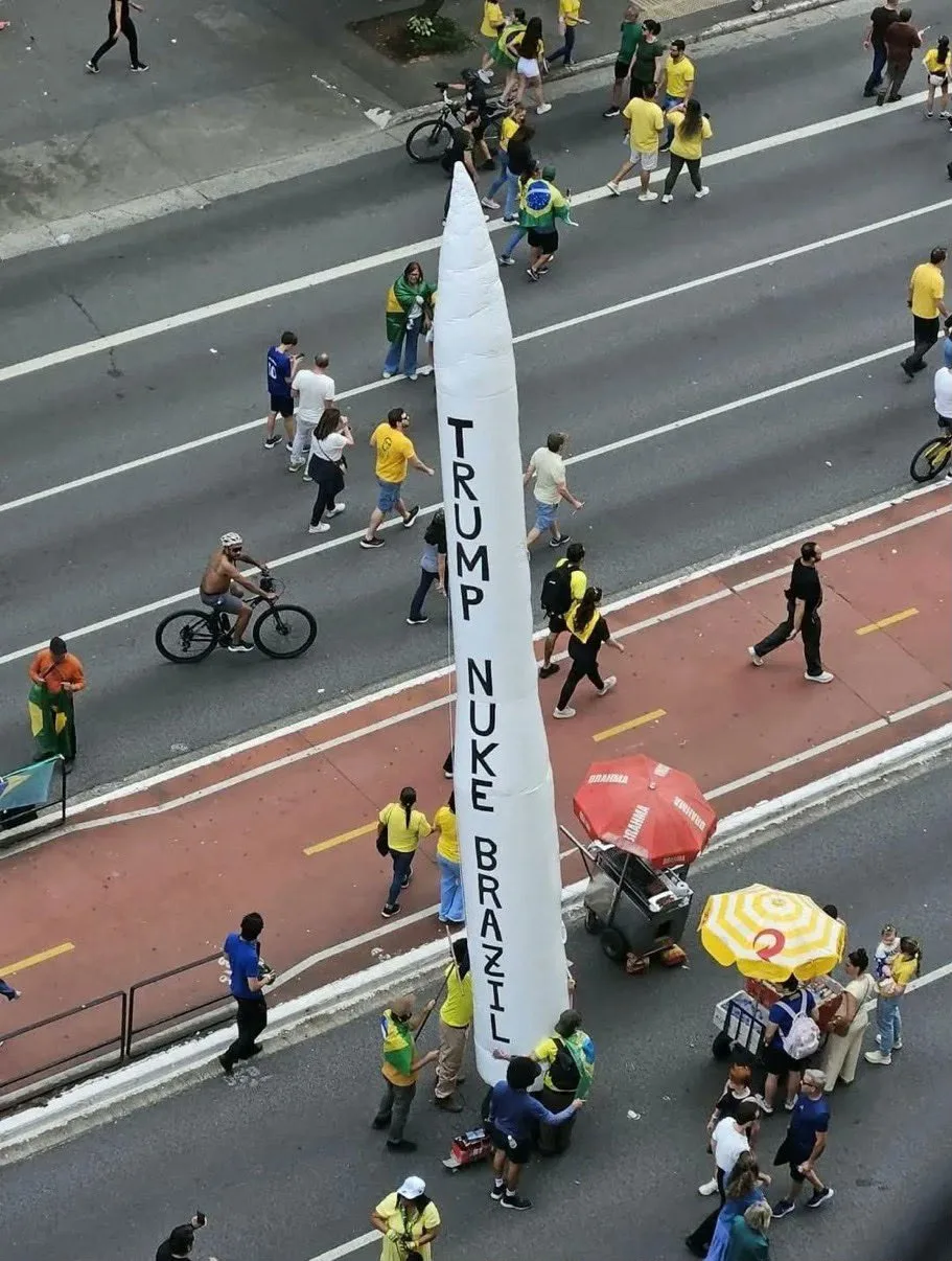 Em ato de Flávio na Paulista, bolsonaristas pedem que Trump bombardeie Brasil com arma nuclear Em ato de Flávio na Paulista, bolsonaristas pedem que Trump bombardeie Brasil com arma nuclear