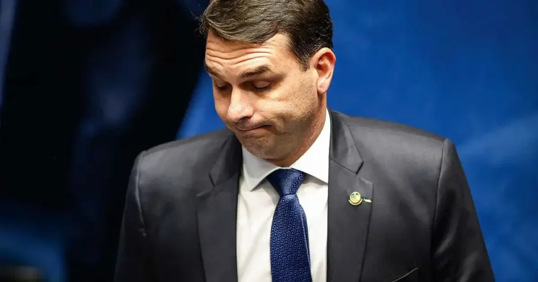 Inquérito sobre suspeita de lavagem de Flávio também investiga Cláudio Castro e Ramagem Inquérito sobre suspeita de lavagem de Flávio também investiga Cláudio Castro e Ramagem