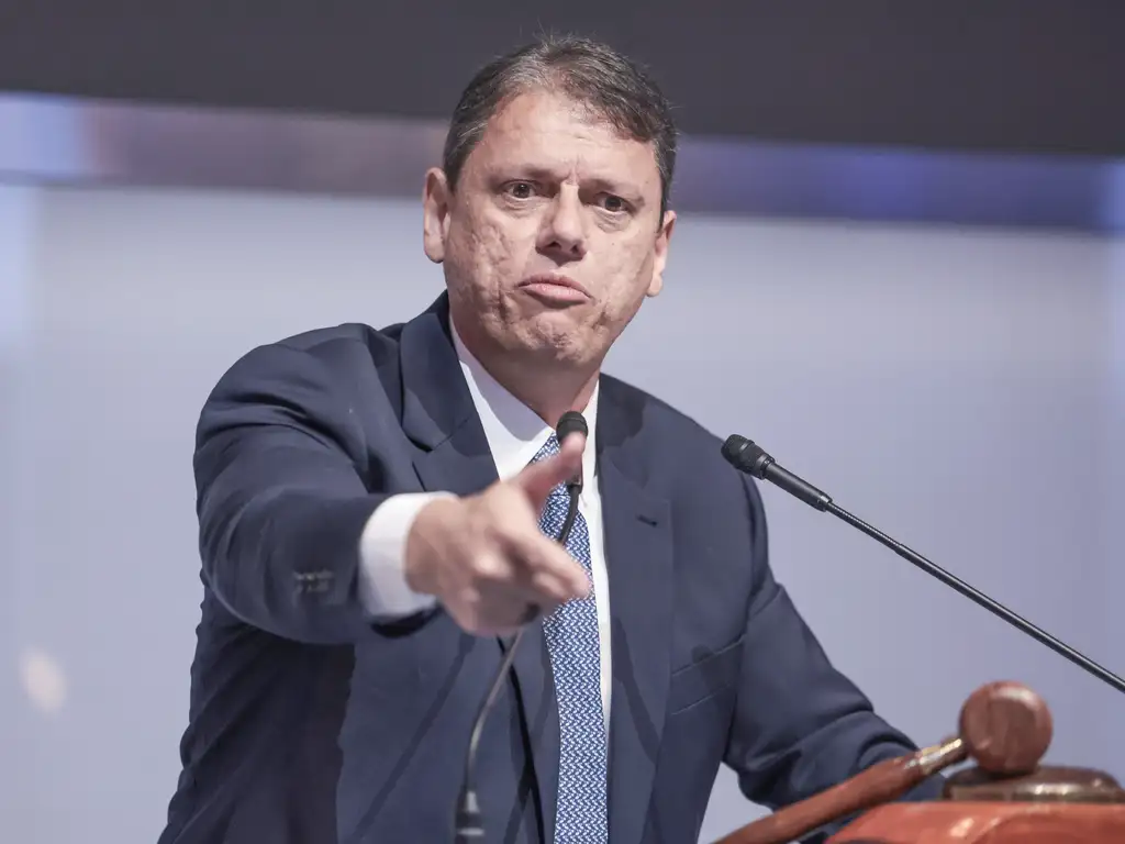 Tarcísio usa vídeo falso sobre ato de Lula e ataca quem não vota em Flávio Bolsonaro Tarcísio usa vídeo falso sobre ato de Lula e ataca quem não vota em Flávio Bolsonaro
