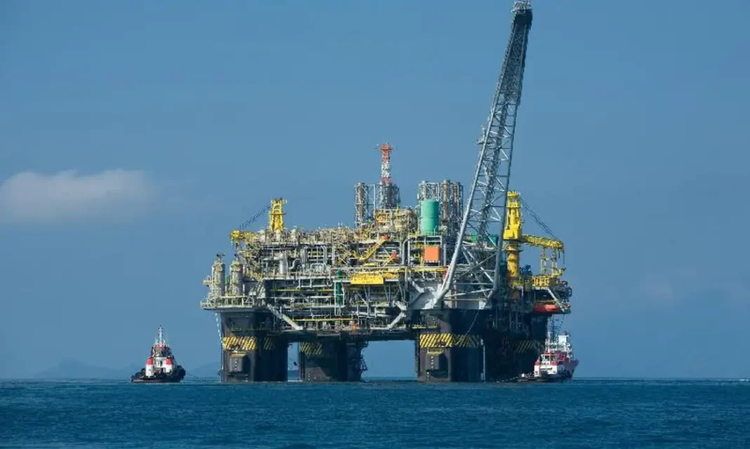 Petróleo sobe mais de 2%, vai a US$ 111 e atinge maior preço desde maio Petróleo sobe mais de 2%, vai a US$ 111 e atinge maior preço desde maio