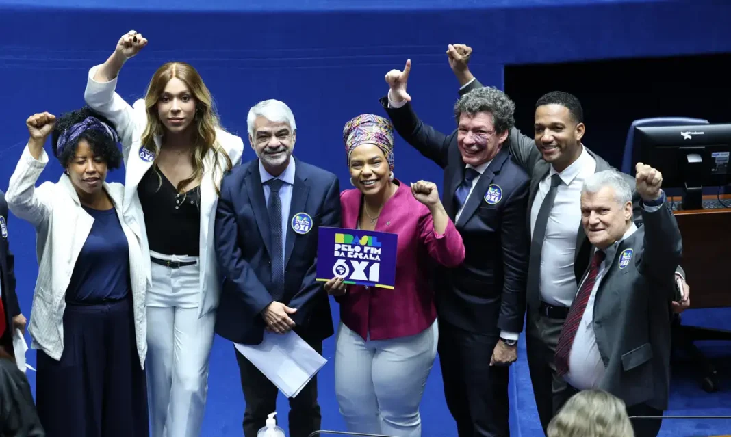 CUT elogia fim da “massacrante” 6×1; CNI quer revisar PEC aprovada CUT elogia fim da “massacrante” 6×1; CNI quer revisar PEC aprovada