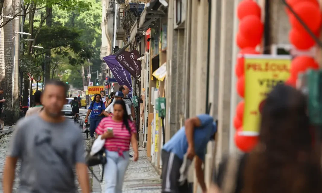 Fim da escala 6×1 traz esperança de mais tempo para família e saúde Fim da escala 6×1 traz esperança de mais tempo para família e saúde