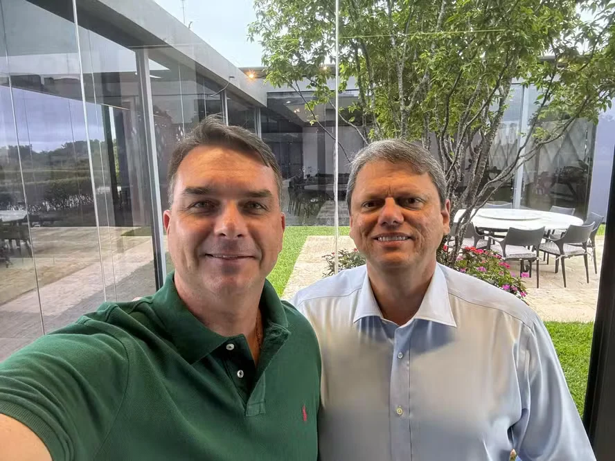 Flávio Bolsonaro encerra campanha com motocarreata no interior de São Paulo Flávio Bolsonaro encerra campanha com motocarreata no interior de São Paulo